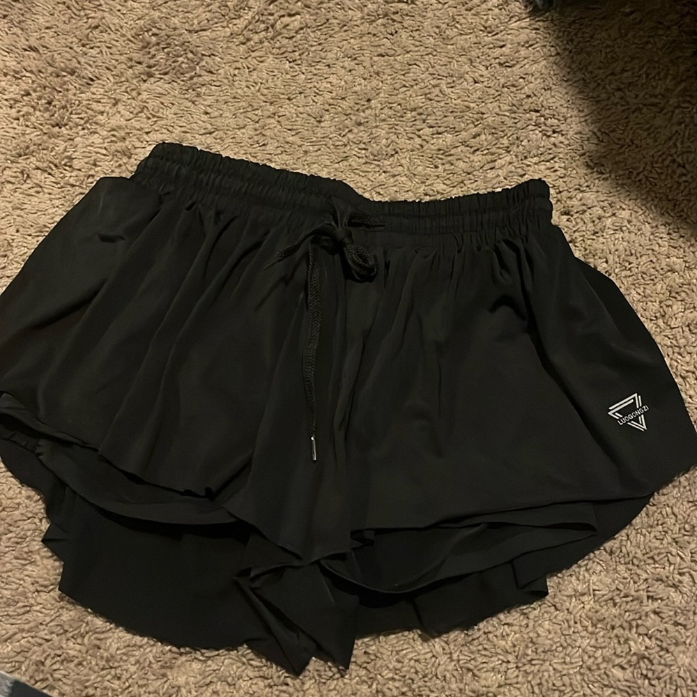 Trendy black amazon flowy shorts, medium